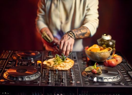 Firefly Set de DJ com comida em cima 46079