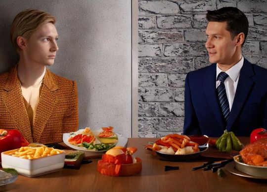 Firefly kennedy de um lado, krutshev do outro, cada um atrás de um muro, e comida no meio 92015