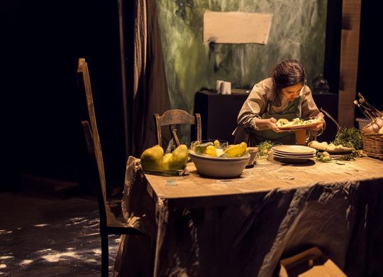 edraant_A_comida_como_elemento_do_realismo_cnico_teatral_--ar_eb6e60e1-b288-47e4-a17e-46331d40d77b_0